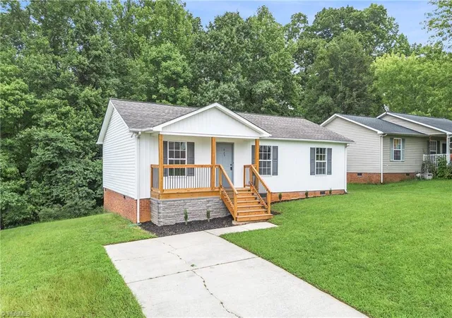 Photo 3 of Sale Pending at 625 Rolling Green Dr, High Point, NC 27260 | MLS# 1229143 | Listing updated on 2026-09-16