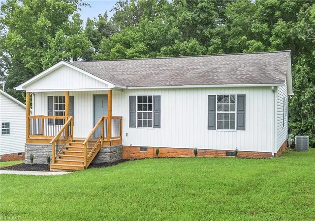 Photo 4 of Sale Pending at 625 Rolling Green Dr, High Point, NC 27260 | MLS# 1229143 | Listing updated on 2026-09-16