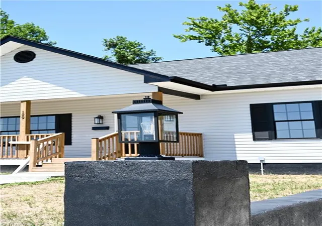 3rd image of 129 E Oakdale St, Mount Airy, NC 27030 | MLS# 1229824