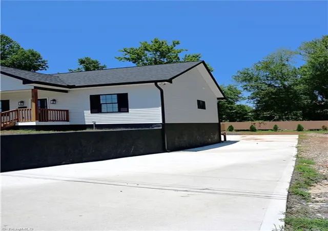 4th image of 129 E Oakdale St, Mount Airy, NC 27030 | MLS# 1229824