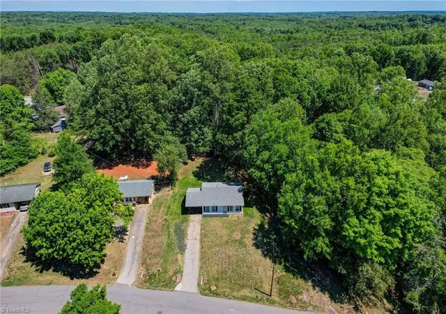 2nd image of 1404 Ballymena Dr, Reidsville, NC 27320 | MLS# 1231570