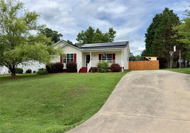 Photo 2 of Sale Pending at 206 Larkspur Ln, Thomasville, NC 27360 | MLS# 1228714 | Listing updated on 2026-09-11