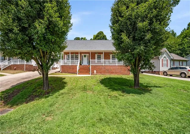 Homes for sale in Thomasville, NC | 108 Larkspur Ln, Thomasville, NC 27360 | MLS# 1227264