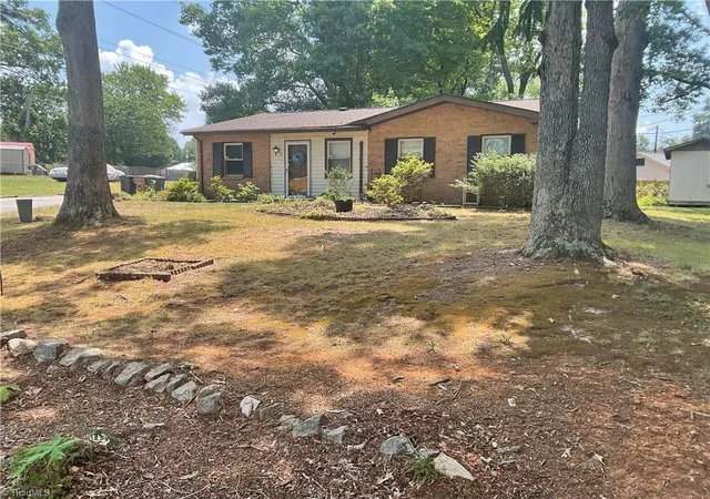 Photo 1 of Single family home for sale at 2 Pyracantha Ct, Greensboro, NC 27405 | MLS# 1226612 | Listing updated on 2026-09-14