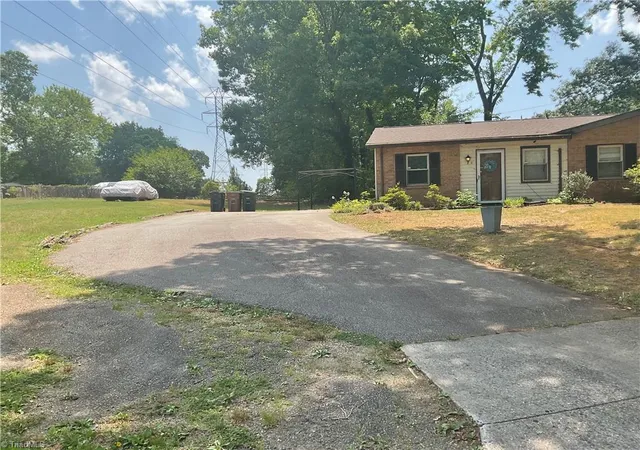 Photo 2 of Single family home for sale at 2 Pyracantha Ct, Greensboro, NC 27405 | MLS# 1226612 | Listing updated on 2026-09-14