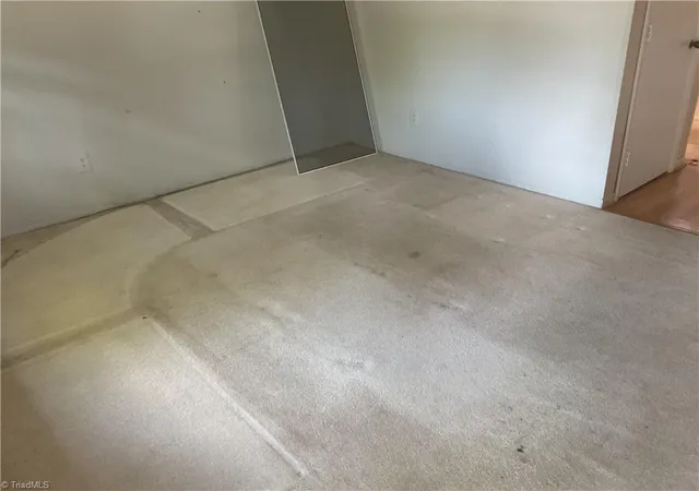 Photo 3 of Single family home for sale at 2 Pyracantha Ct, Greensboro, NC 27405 | MLS# 1226612 | Listing updated on 2026-09-14