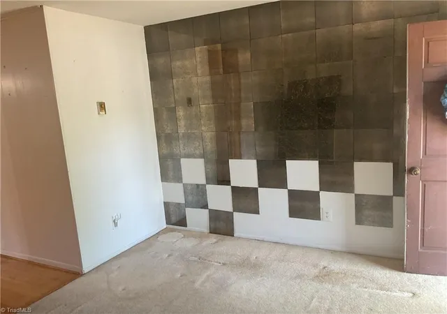 Photo 4 of Single family home for sale at 2 Pyracantha Ct, Greensboro, NC 27405 | MLS# 1226612 | Listing updated on 2026-09-14