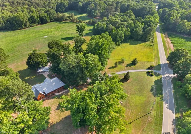 Homes for sale in Seagrove, NC | 1805 Chrisco Rd W, Seagrove, NC 27341 | MLS# 1226469