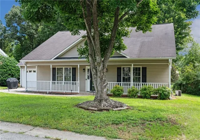 Photo 3 of Sale Pending at 1625 N Ammons Dr, Clemmons, NC 27012 | MLS# 1230037 | Listing updated on 2026-09-17