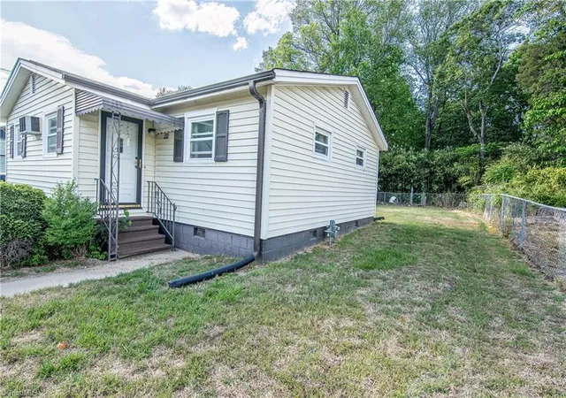 3rd image of 605 E Morehead St, Reidsville, NC 27320 | MLS# 1229358