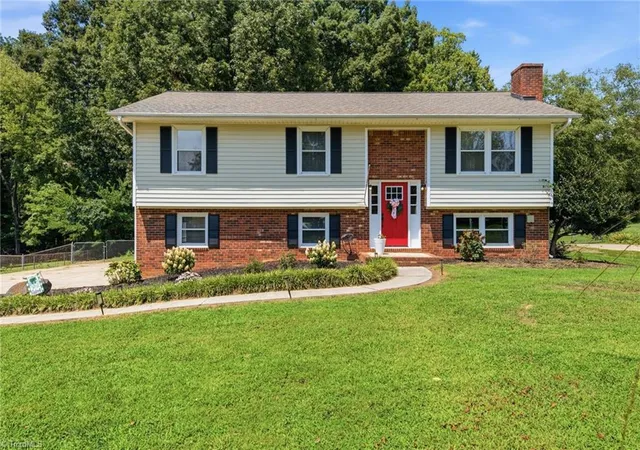 Photo 1 of Single family home for sale at 6060 Bobbybrook Dr, Clemmons, NC 27012 | MLS# 1231770 | Listing updated on 2026-09-15