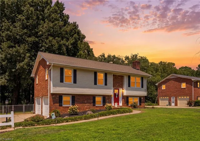 Photo 2 of Single family home for sale at 6060 Bobbybrook Dr, Clemmons, NC 27012 | MLS# 1231770 | Listing updated on 2026-09-15