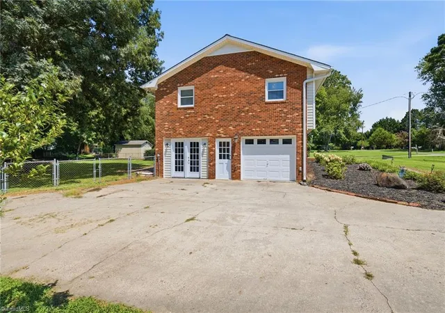 Photo 3 of Single family home for sale at 6060 Bobbybrook Dr, Clemmons, NC 27012 | MLS# 1231770 | Listing updated on 2026-09-15