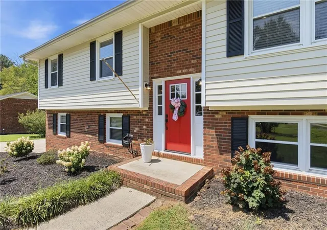 Photo 3 of Single family home for sale at 6060 Bobbybrook Dr, Clemmons, NC 27012 | MLS# 1231770 | Listing updated on 2026-10-09