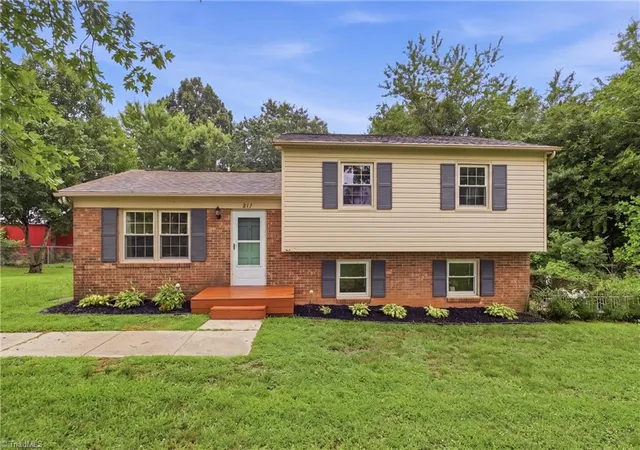 1st image of 211 Yorktown Rd, Kernersville, NC 27284 | MLS# 1231305