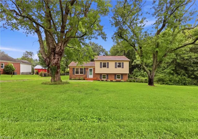 Photo 3 of Single family home for sale at 211 Yorktown Rd, Kernersville, NC 27284 | MLS# 1231305 | Listing updated on 2026-10-09
