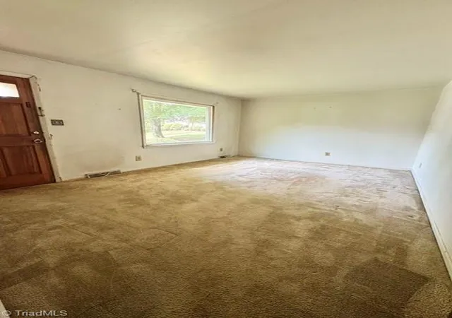 2nd image of 4 Lynhaven Ct, Greensboro, NC 27406 | MLS# 1231613