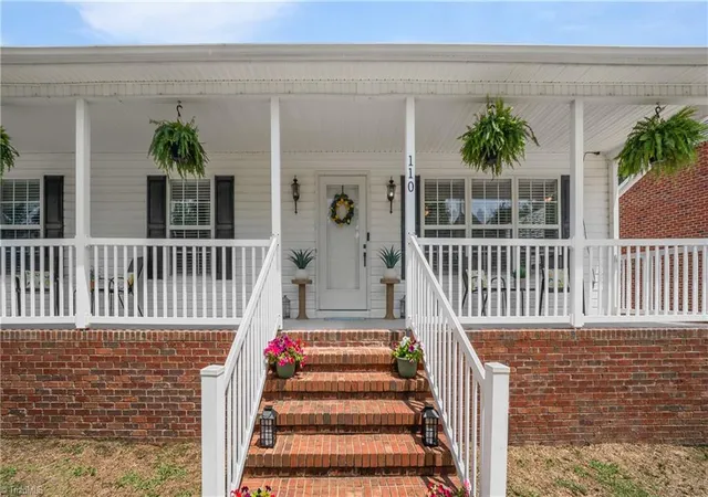 1st image of 110 Larkspur Ln, Thomasville, NC 27360 | MLS# 1227270