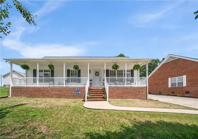 2nd image of 110 Larkspur Ln, Thomasville, NC 27360 | MLS# 1227270