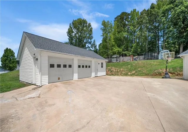 3rd image of 110 Larkspur Ln, Thomasville, NC 27360 | MLS# 1227270
