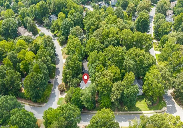 48th image of 2000 Warwickshire Dr, Greensboro, NC 27455 | MLS# 1229555
