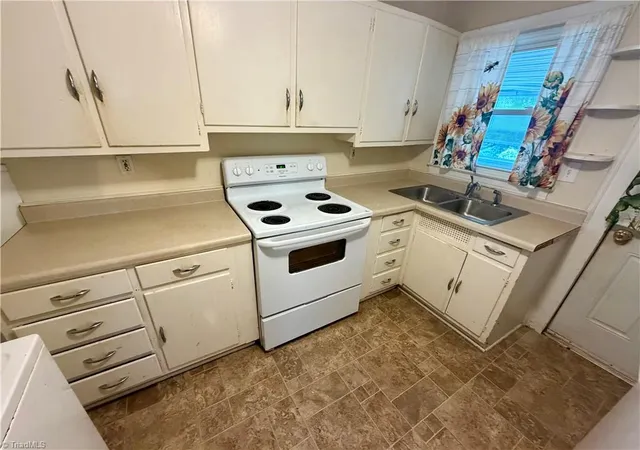 Photo 4 of Single family home for sale at 1003 Charlotte Ave, High Point, NC 27262 | MLS# 1233669 | Listing updated on 2026-09-14