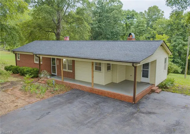 Photo 1 of Single family home for sale at 1401 Walnut St, Reidsville, NC 27320 | MLS# 1227824 | Listing updated on 2026-09-18
