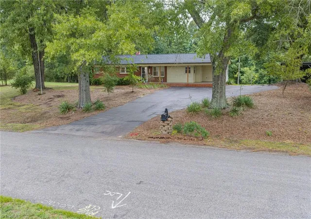 Photo 2 of Single family home for sale at 1401 Walnut St, Reidsville, NC 27320 | MLS# 1227824 | Listing updated on 2026-09-18