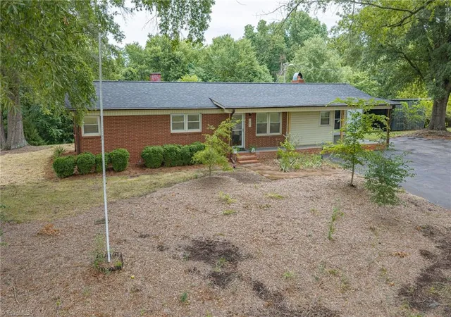 Photo 3 of Single family home for sale at 1401 Walnut St, Reidsville, NC 27320 | MLS# 1227824 | Listing updated on 2026-09-18