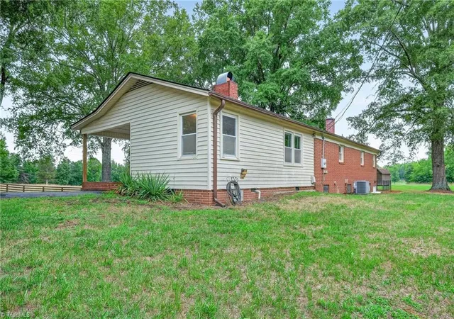 Photo 3 of Single family home for sale at 1401 Walnut St, Reidsville, NC 27320 | MLS# 1227824 | Listing updated on 2026-09-18