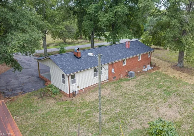 Photo 4 of Single family home for sale at 1401 Walnut St, Reidsville, NC 27320 | MLS# 1227824 | Listing updated on 2026-09-18