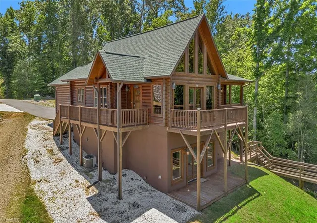 Photo 3 of Single family home for sale at 318 Heron Point Dr, Wilkesboro, NC 28697 | MLS# 1219320 | Listing updated on 2026-08-28