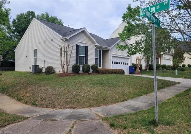 Photo 4 of Sale Pending at 482 Shady Grv Ct, Winston Salem, NC 27103 | MLS# 1216706 | Listing updated on 2026-10-27