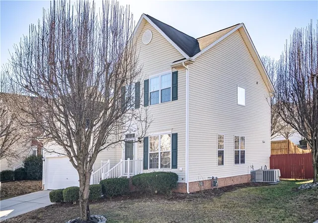 Photo 3 of Single family home for sale at 3809 Pkwy Vista Rd, Greensboro, NC 27409 | MLS# 1210136 | Listing updated on 2026-08-31