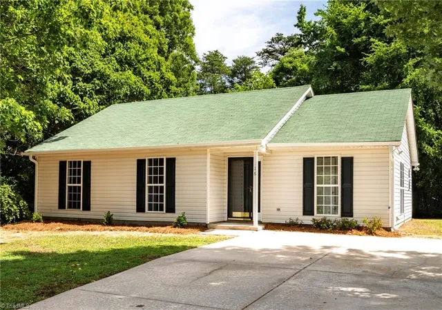2nd image of 16 Spring Chapel Ct, Greensboro, NC 27455 | MLS# 1225591