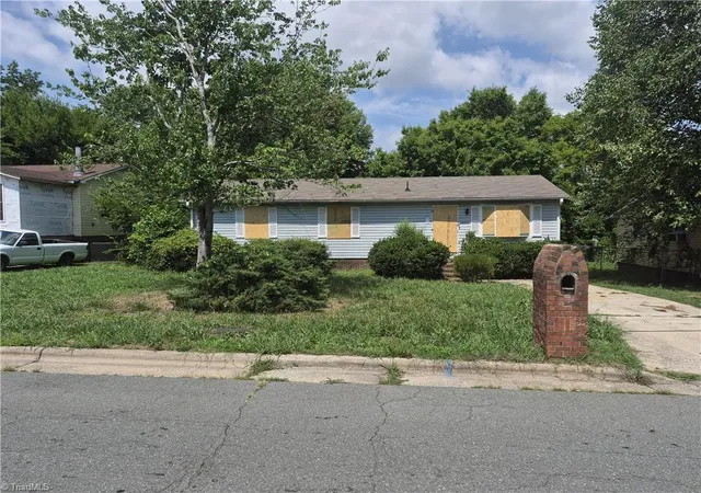 Photo 2 of Sale Pending at 2024 Willow Rd, Greensboro, NC 27406 | MLS# 1230056 | Listing updated on 2026-09-11
