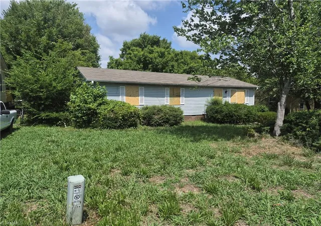 Photo 3 of Sale Pending at 2024 Willow Rd, Greensboro, NC 27406 | MLS# 1230056 | Listing updated on 2026-09-11