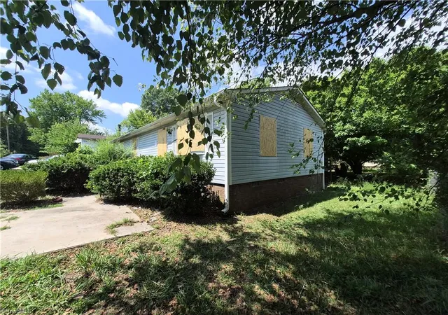 Photo 3 of Sale Pending at 2024 Willow Rd, Greensboro, NC 27406 | MLS# 1230056 | Listing updated on 2026-09-11