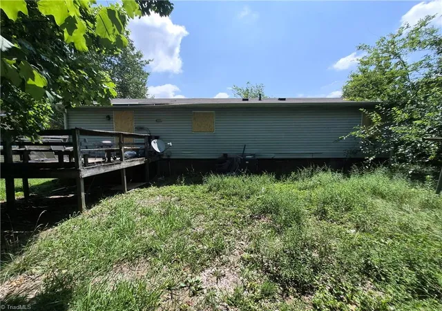 Photo 4 of Sale Pending at 2024 Willow Rd, Greensboro, NC 27406 | MLS# 1230056 | Listing updated on 2026-09-11