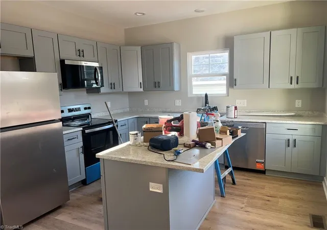 Photo 3 of Single family home for sale at 915 Redding Dr, High Point, NC 27260 | MLS# 1224630 | Listing updated on 2026-09-11