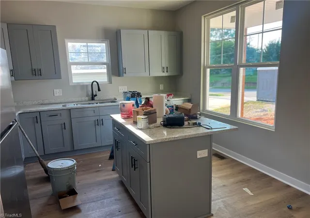 Photo 3 of Single family home for sale at 915 Redding Dr, High Point, NC 27260 | MLS# 1224630 | Listing updated on 2026-09-21