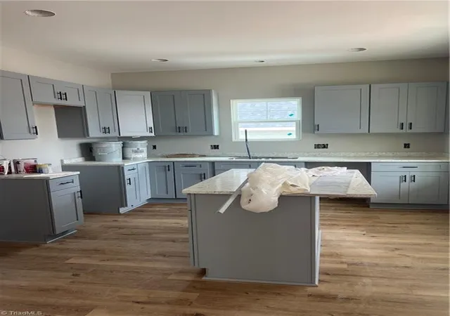 Photo 4 of Single family home for sale at 915 Redding Dr, High Point, NC 27260 | MLS# 1224630 | Listing updated on 2026-09-21