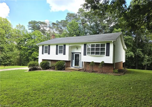 4th image of 414 Oak Ridge Dr, Mount Airy, NC 27030 | MLS# 1230462