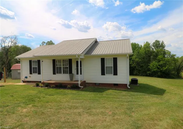 Photo 2 of Single family home for sale at 285 Raven Cir, Lexington, NC 27292 | MLS# 1216211 | Listing updated on 2026-08-18