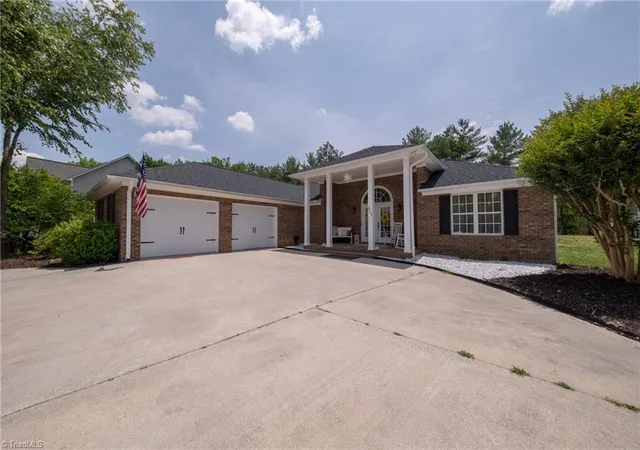 Photo 3 of Sale Pending at 7060 Orchard Path Dr, Clemmons, NC 27012 | MLS# 1224590 | Listing updated on 2026-09-01