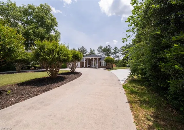 Photo 3 of Sale Pending at 7060 Orchard Path Dr, Clemmons, NC 27012 | MLS# 1224590 | Listing updated on 2026-09-01