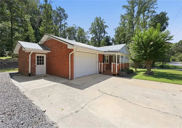Photo 3 of Single family home for sale at 484 Newbern Ave, Asheboro, NC 27205 | MLS# 1233485 | Listing updated on 2026-09-17