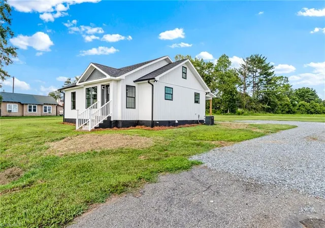 Photo 2 of Single family home for sale at 3036 Us Hwy 21, Hamptonville, NC 27020 | MLS# 1230597 | Listing updated on 2026-09-22