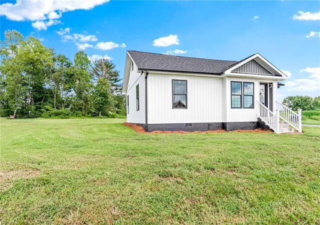 Photo 3 of Single family home for sale at 3036 Us Hwy 21, Hamptonville, NC 27020 | MLS# 1230597 | Listing updated on 2026-09-22