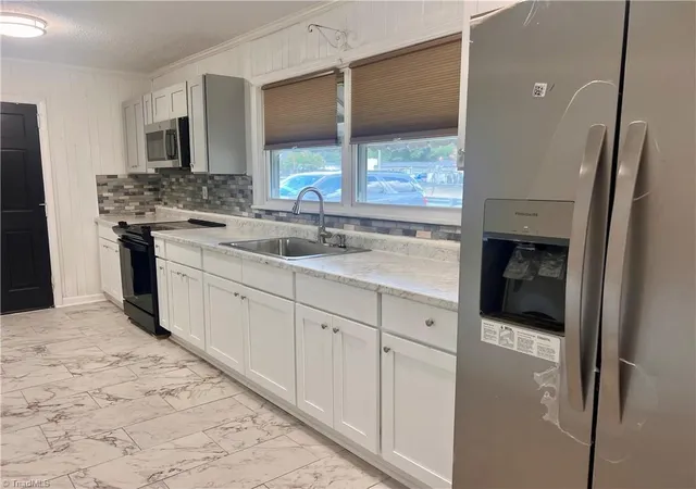 Photo 3 of Single family home for sale at 1521 N Ohenry Blvd, Greensboro, NC 27405 | MLS# 1227136 | Listing updated on 2026-09-02